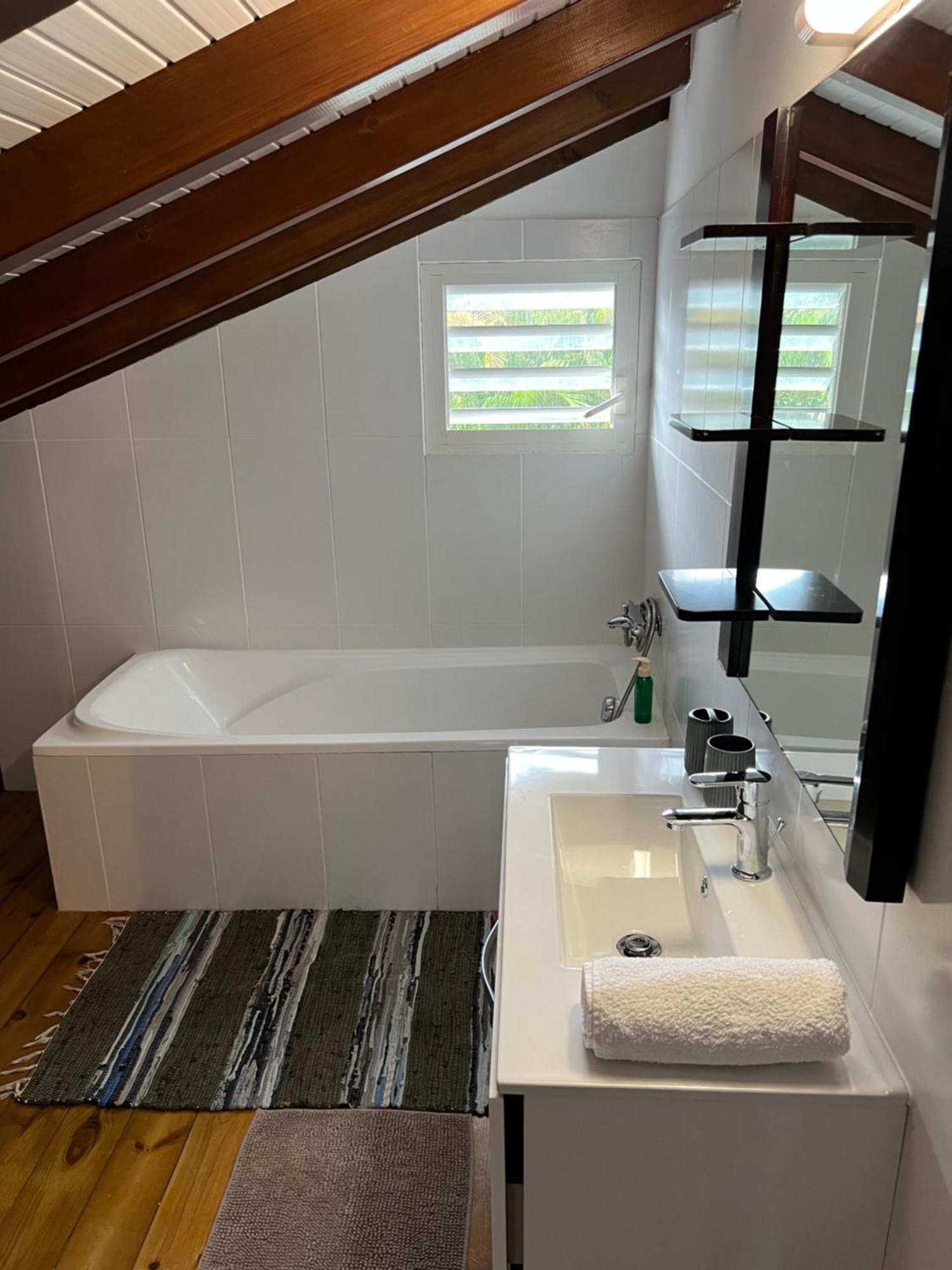 Villa Au Calme Avec Jacuzzi, Villa Le Boursoie Les Abymes Eksteriør billede