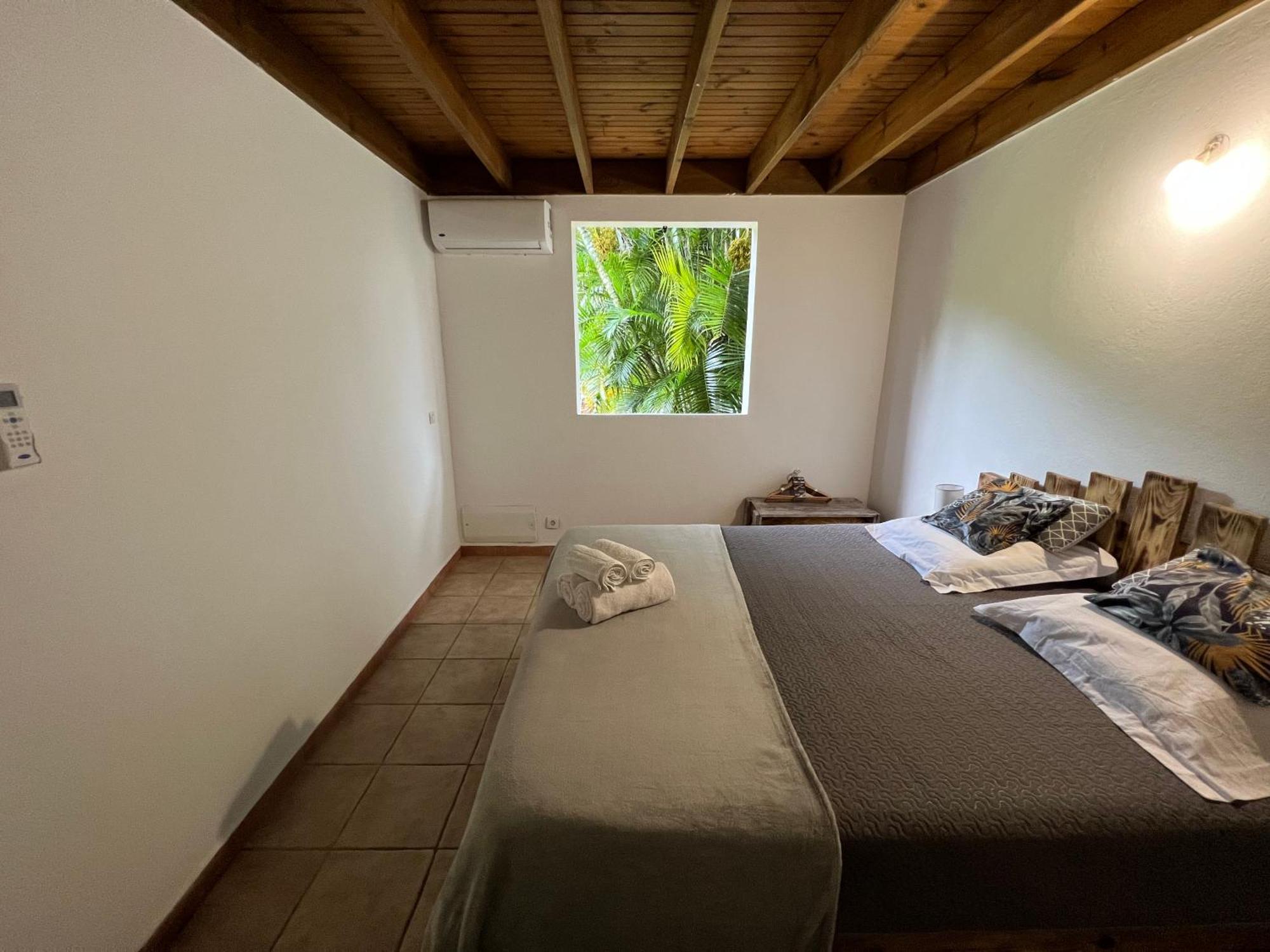 Villa Au Calme Avec Jacuzzi, Villa Le Boursoie Les Abymes Eksteriør billede