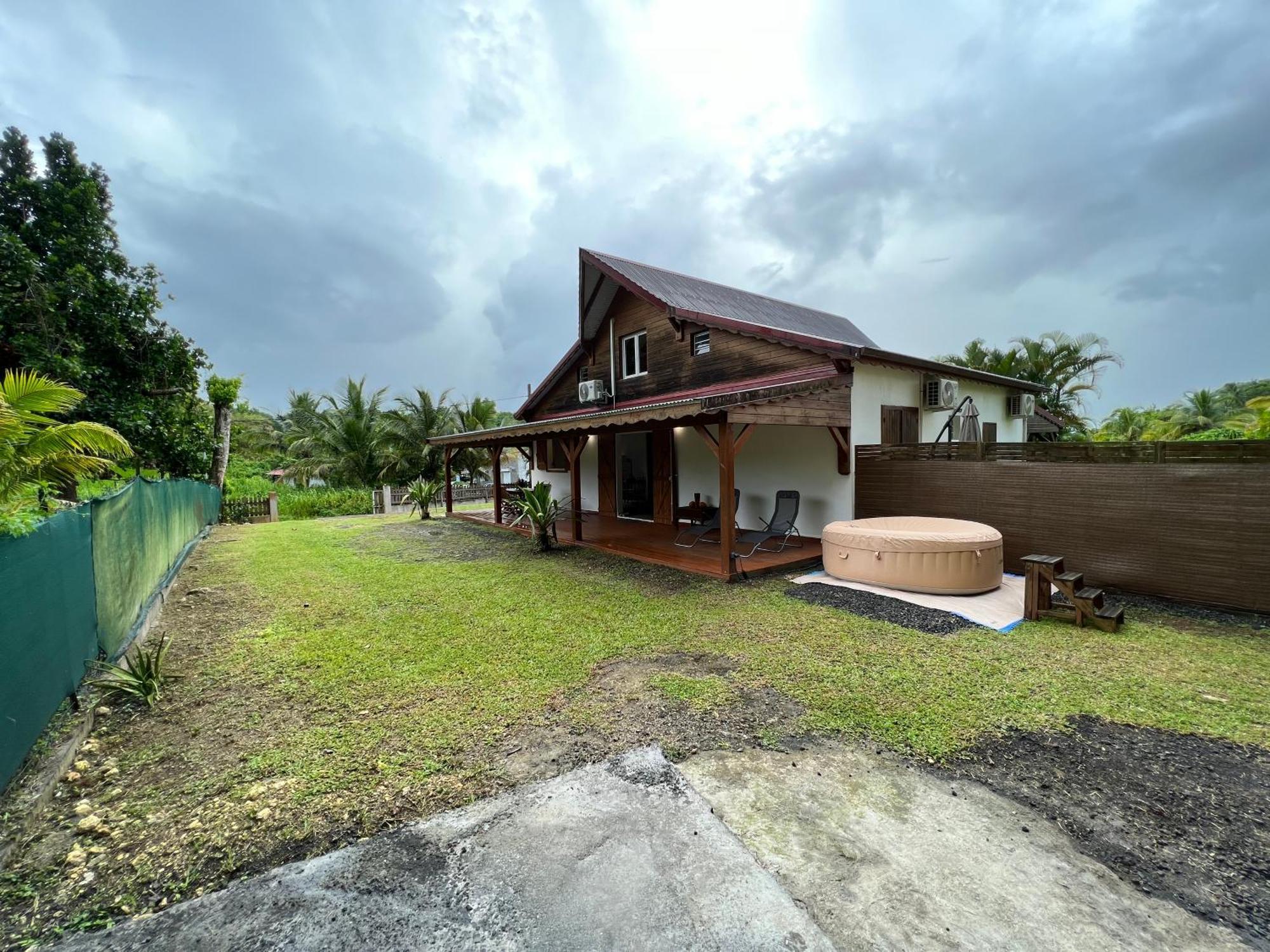Villa Au Calme Avec Jacuzzi, Villa Le Boursoie Les Abymes Eksteriør billede