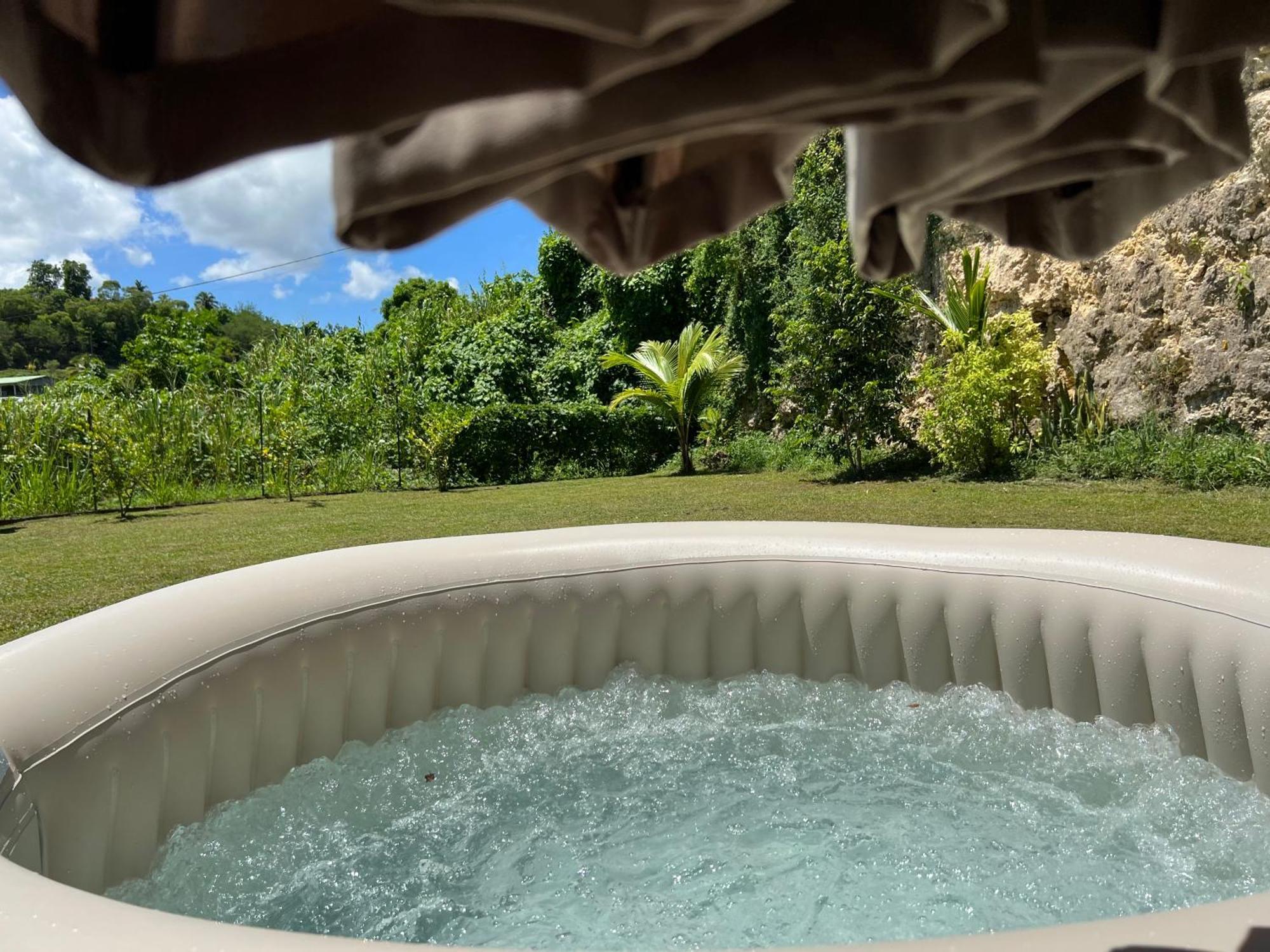 Villa Au Calme Avec Jacuzzi, Villa Le Boursoie Les Abymes Eksteriør billede