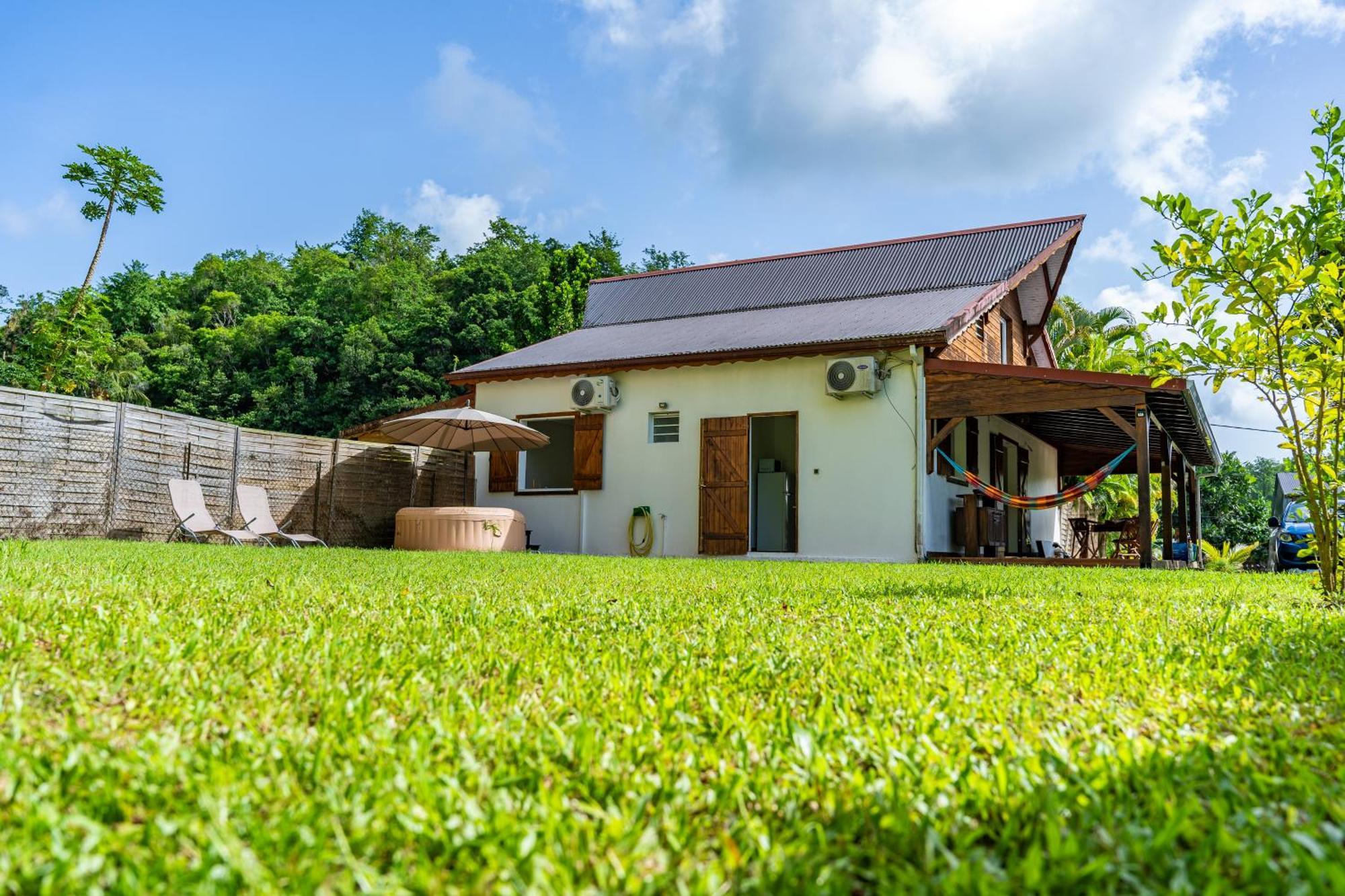 Villa Au Calme Avec Jacuzzi, Villa Le Boursoie Les Abymes Eksteriør billede