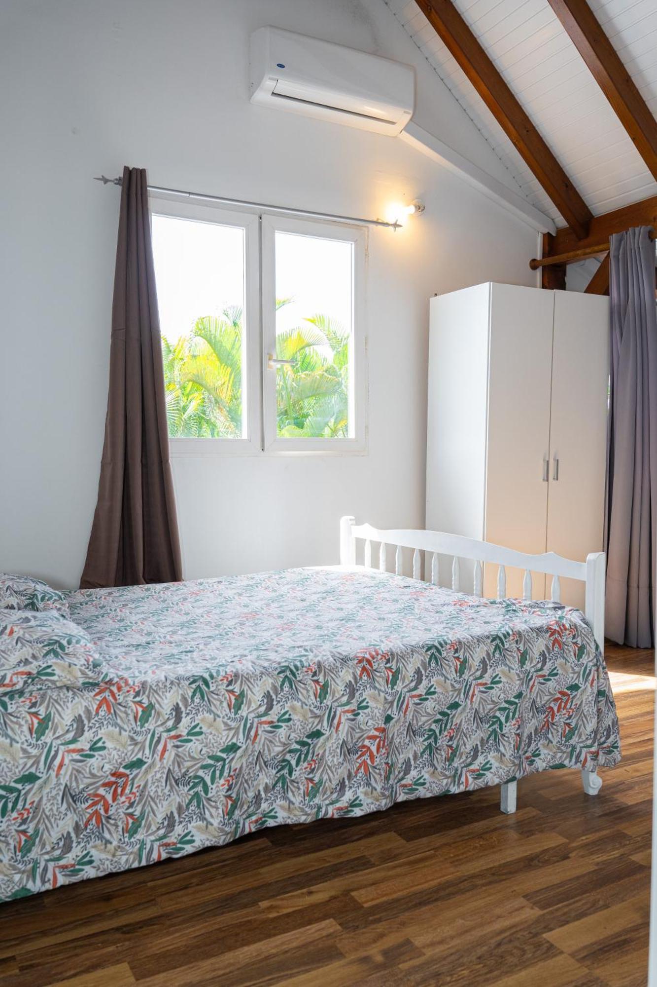 Villa Au Calme Avec Jacuzzi, Villa Le Boursoie Les Abymes Eksteriør billede