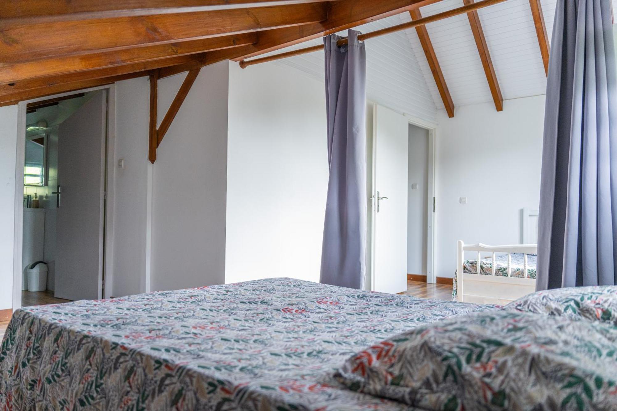 Villa Au Calme Avec Jacuzzi, Villa Le Boursoie Les Abymes Eksteriør billede