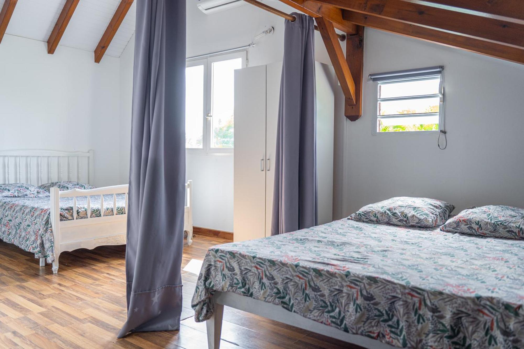 Villa Au Calme Avec Jacuzzi, Villa Le Boursoie Les Abymes Eksteriør billede