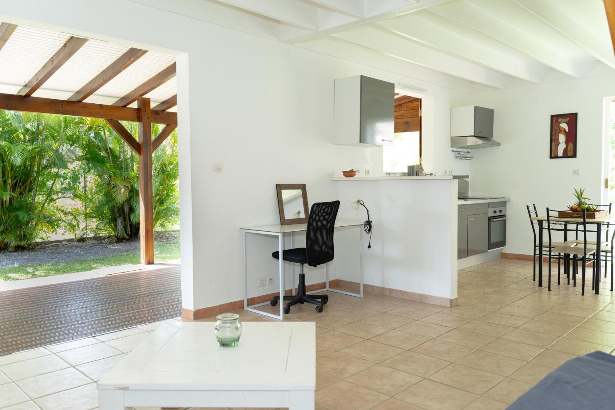 Villa Au Calme Avec Jacuzzi, Villa Le Boursoie Les Abymes Eksteriør billede