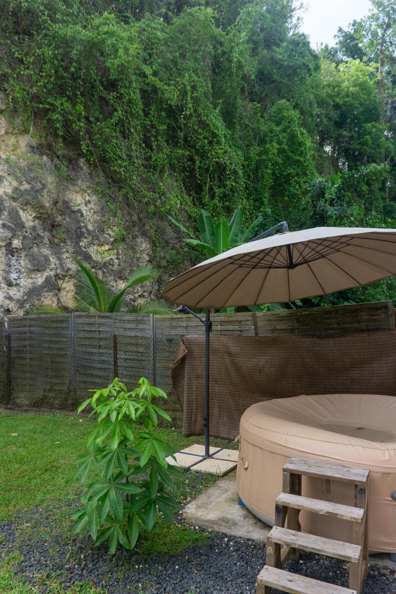 Villa Au Calme Avec Jacuzzi, Villa Le Boursoie Les Abymes Eksteriør billede